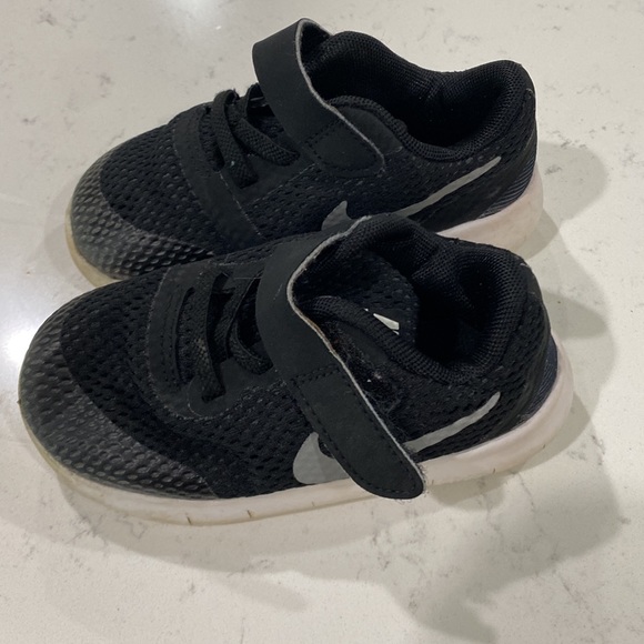 Kids Nike shoes - Picture 2 of 2